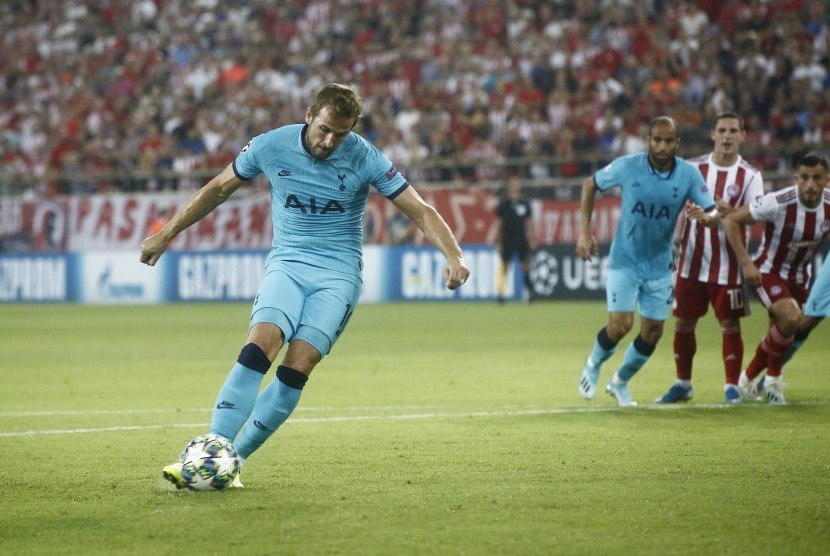 Striker Tottenham Hotspur, Harry Kane, melepaskan tendangan penalti saat menghadapi tuan rumah Olympiakos di laga pembuka Grup B Liga Champions di Stadion Georgios Karaiskaki, Piraeus, Yunani, pada Rabu (18/9) waktu setempat. 