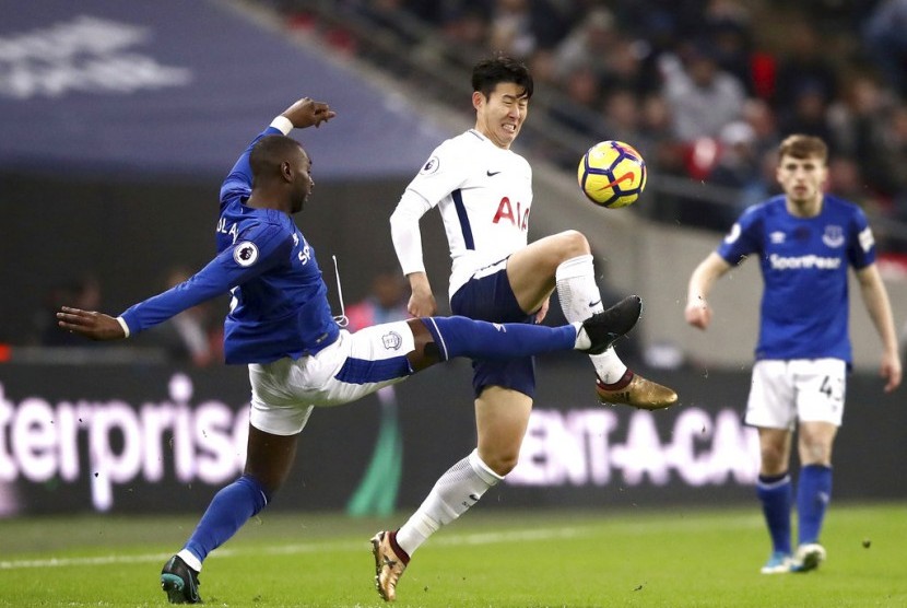 Striker Tottenham Hotspur, Son Heung-min (tengah) dalam penjagaan dua pemain Everton pada laga Liga Primer Inggris di Stadion Wembley, Ahad (14/1) dini hari WIB.