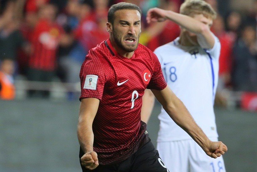 Striker Turki, Cenk Tosun merayakan golnya ke gawang Finlandia pada laga Kualifikasi Piala Dunia 2018 lawan Finlandia di Antalya, Jumat (24/3). Turki menang 2-0.