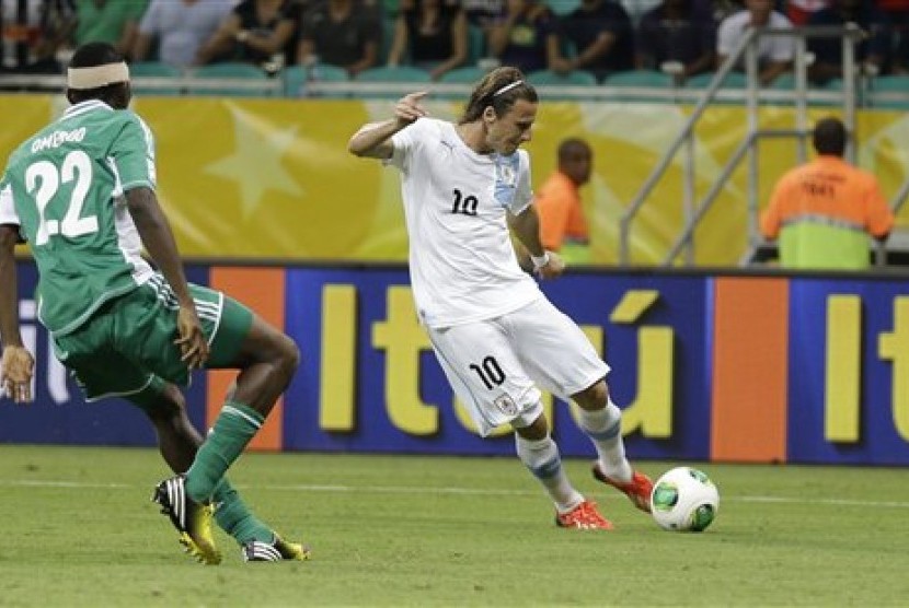 Striker Uruguay Diego Forlan mencetak gol krusial ke gawang Nigeria di Pertandingan Grup B Piala Konfederasi 2013.
