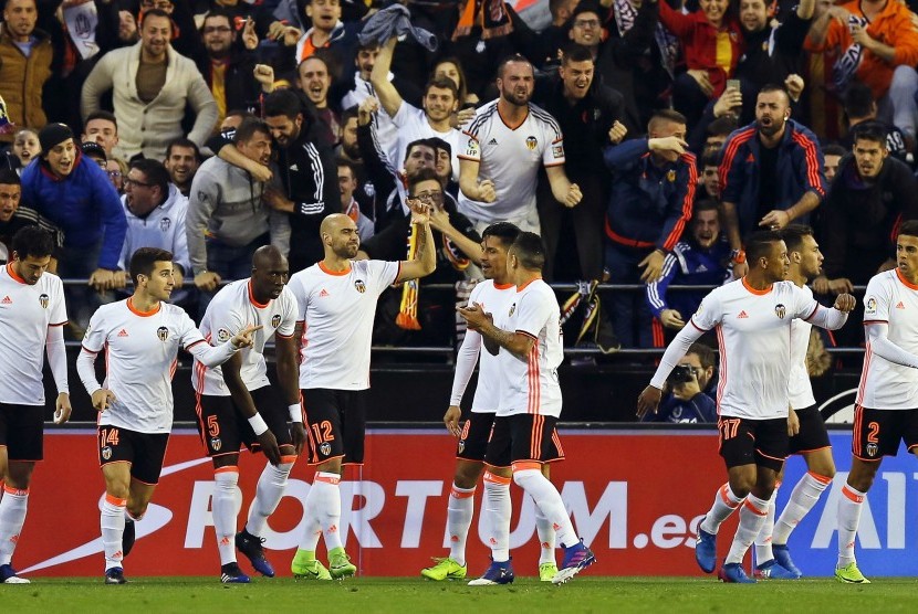 Striker Valencia, Simone Zaza (keempat dari kiri) merayakan golnya ke gawang Real Madrid pada laga La Liga di Mestalla, Kamis (23/2) dini hari WIB.