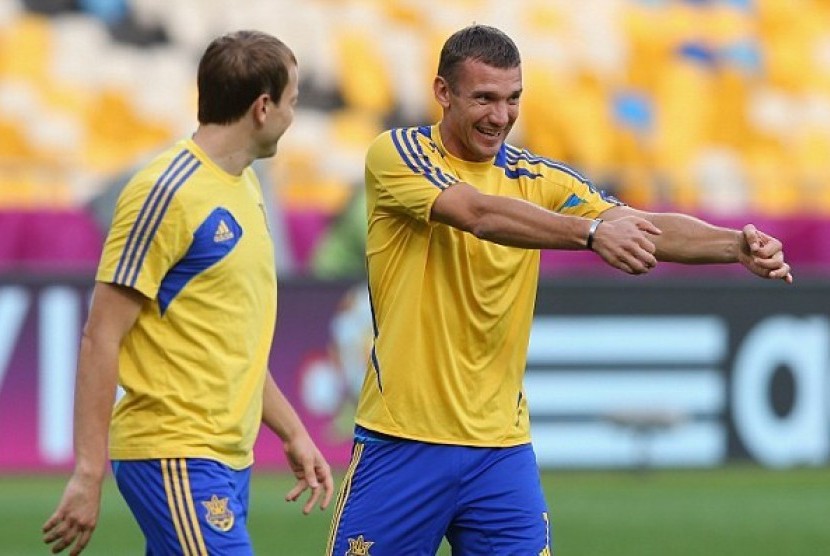 Striker Veteran Andriy Shevcenko berlatih santai jelang laga versus Swedia 
