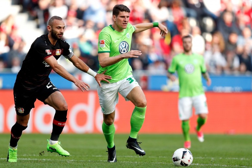 Striker Vfl Wolfsburg, Mario Gomez tengah pada laga Bundesliga lawan Bayer Leverkusen, di Leverkusen, Ahad (2/4). Gomez mencetak tiga gol pada laga ini.