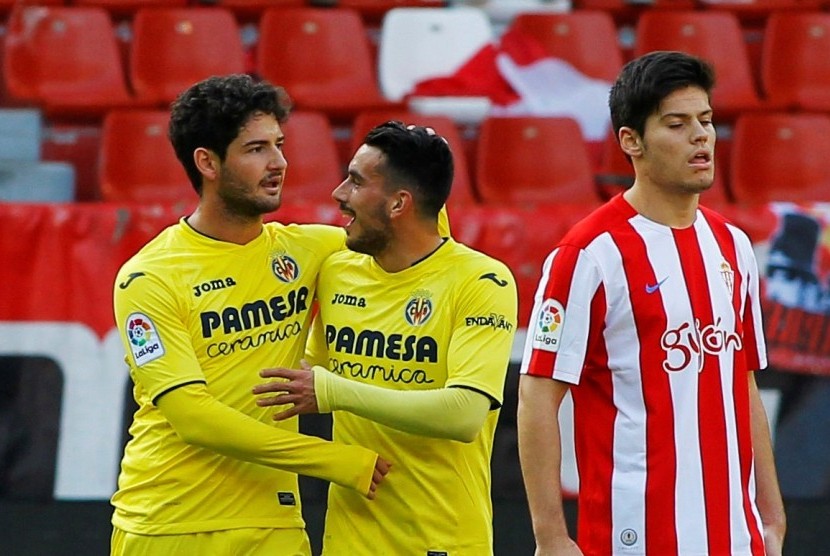 Striker Villarreal, Alexandre Pato (kiri) merayakan golnya ke gawang Sporting Gijon bersama Nicola Sansone di stadion El Molinon, Sabtu (17/12). Villarreal menang 3-1.