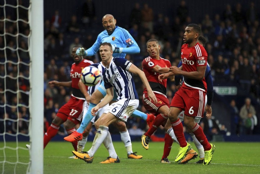 Striker Watford, Richarlison de Andrade (kedua kanan) sesaat sebelum mencetak gol ke gawang West Bromwich Albion pada laga Liga Primer Inggris, di Stadion the Hawthorns, Sabtu (30/9). Laga berakhir imbang 2-2. 