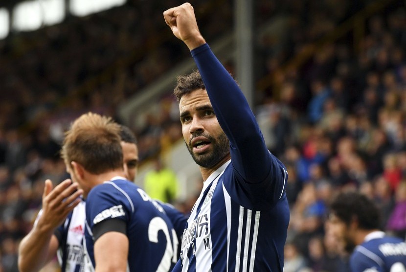 Striker West Bromwich Albion, Hal Robson-Kanu merayakan golnya ke gawang Burnley pada laga Liga Primer Inggris di Turf Moor, Sabtu (19/8). WBA menang 1-0 pada laga ini. 