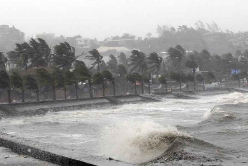 Strong winds and waves brought by Typhoon Hagupit pound the seawall in Legazpi City, Albay province southern Luzon December 7, 2014.