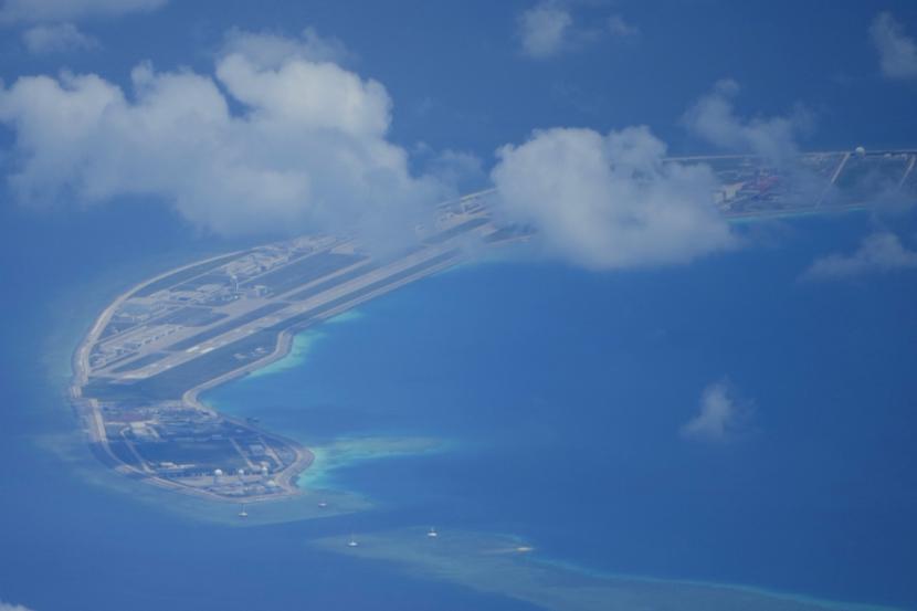 Struktur dan bangunan China di pulau buatan di Fiery Cross Reef di gugusan pulau Spratly di Laut China Selatan terlihat pada Ahad 20 Maret 2022. China telah sepenuhnya melakukan militerisasi setidaknya tiga dari beberapa pulau yang dibangunnya di Selatan yang disengketakan.