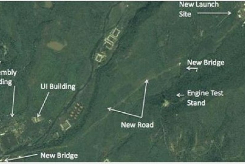  Struktur yang disebut analis sebagai lokasi peluncuran roket yang belum rampung (kanan atas) dan fasilitas baru utama lain di kompleks peluncuran Tonghae di dekat desa Musudan-ri, Korea Utara.