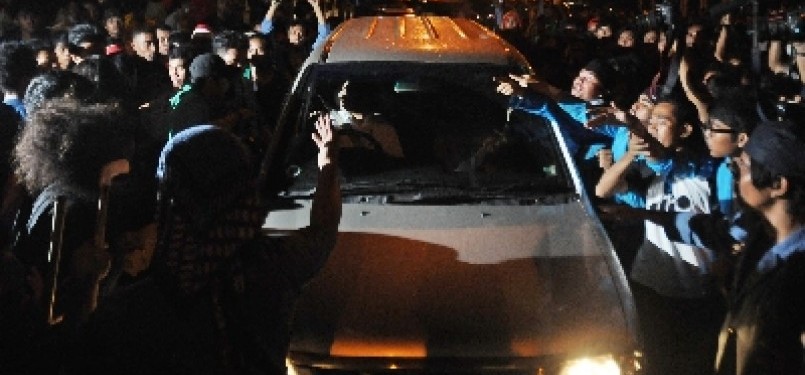  Student mass almost burns a car in Salemba, Central Jakarta on Wednesday. 