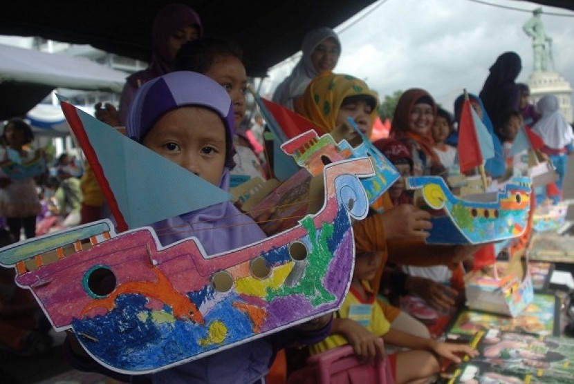 Students of early childhood education program make ship replica in Surabaya, East Java, in June. Government allocates 2,4 trillion IDR for the program this year. (illustration)