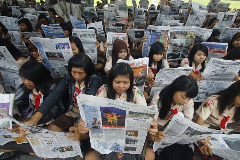 Students read newspaper in Sukoharjo, Central Java. Indonesia plans to hold Asia Media Summit in manado, South Sulawesi on Wednesday. (illustration)