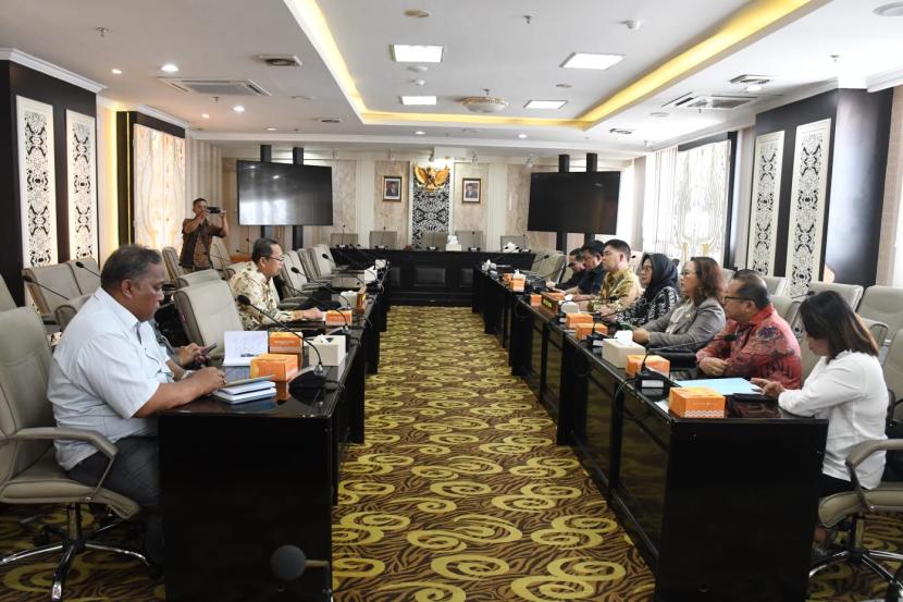Studi banding Badan Musyawarah Dewan Perwakilan Rakyat Daerah Provinsi Kalbar diterima langsung oleh Anggota DPRD Jawa Barat Daddy Rohanady. 