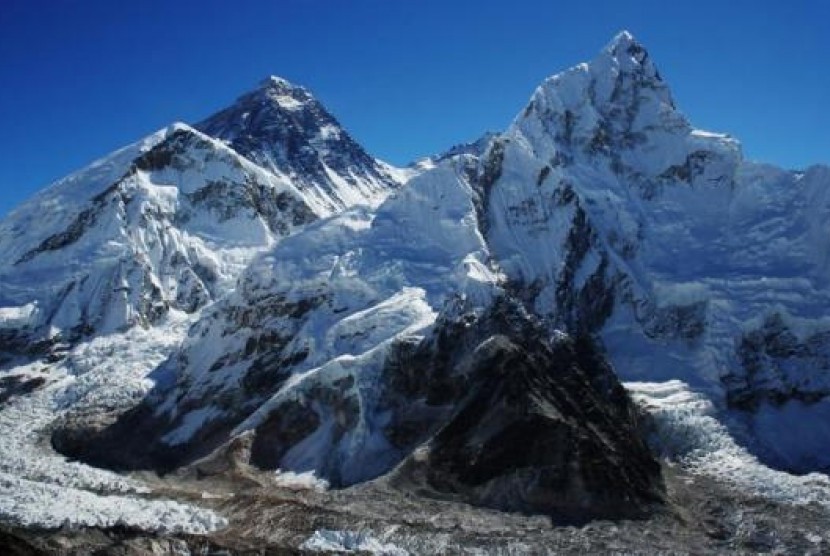 Studi terbaru menunjukan cairnya saltu di puncak gunung Everest (puncak kedua dari kiri) dan taman nasional yang mengelilinginya