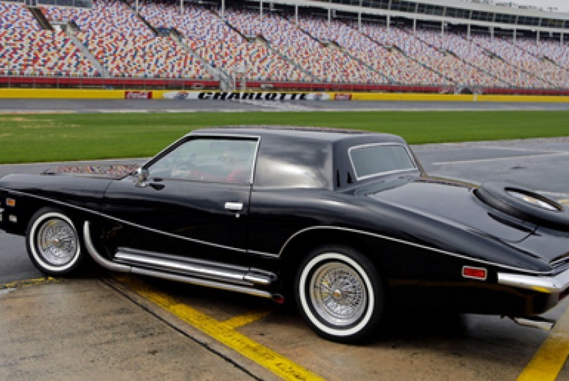 Stutz Blackhawk III keluaran 1973 milik Elvis Presley.