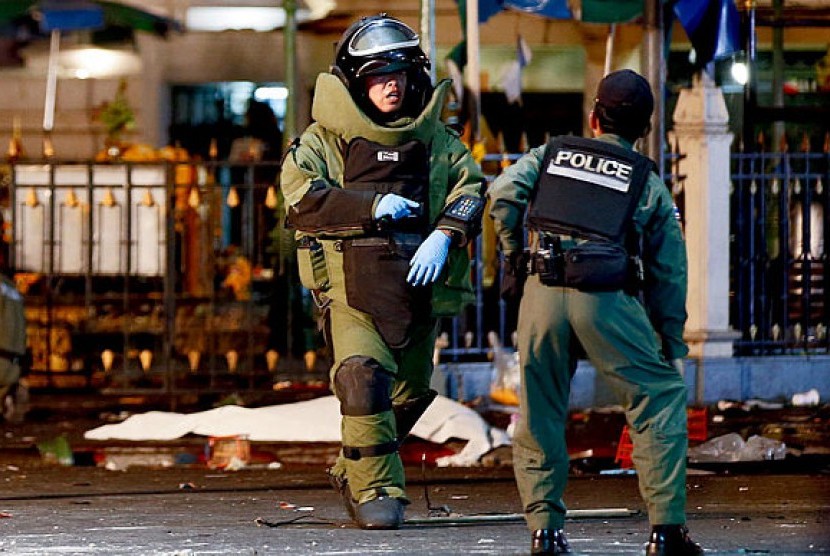 Suad keamanan berupaya menyisir TKP bom Bangkok, Thailand, Senin (17/8)