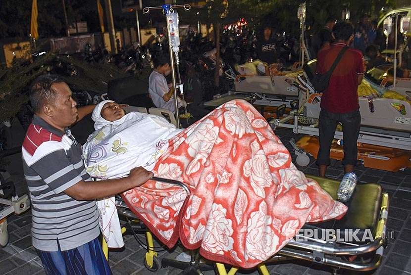 Suadah (41), korban gempa bumi berkekuatan 7 pada skala richter (SR) menjalani perawatan di halaman Rumah Sakit Kota Mataram, Minggu (5/8). 