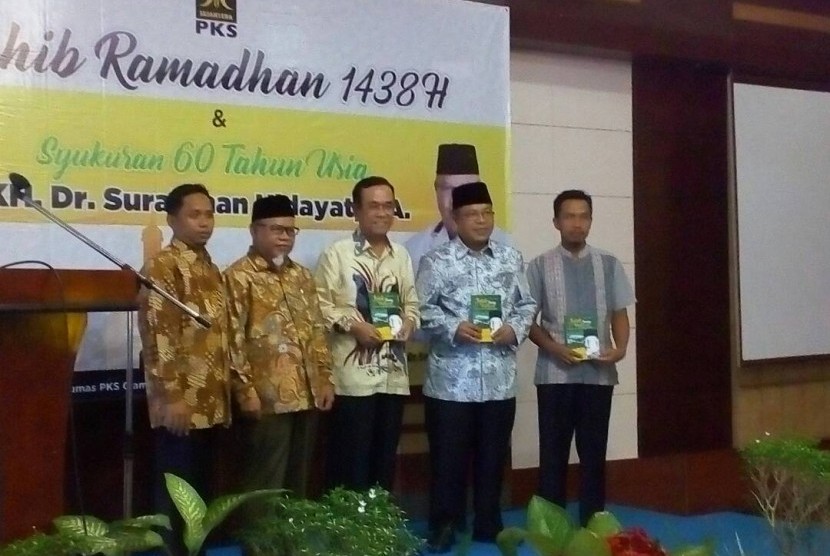 Suana peluncuran buku dalam rangka milad ke-60 tahun KH Surahman Hidayat.