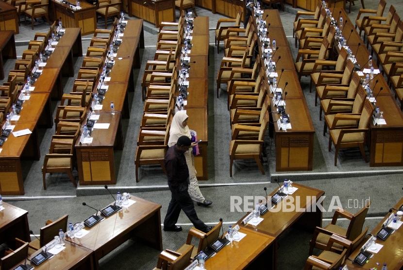 Ketua Rapat Taufik Kurniawan bersama Wakil ketua Rapat Fadli Zon , Agus Hermanto, dan Fahri Hamzah saat  memimpin jalannya Rapat Paripurna DPR di Kompleks Parlemen, Senayan, Jakarta, Kamis (26/5).  (Republika/ Rakhmawaty La'lang)