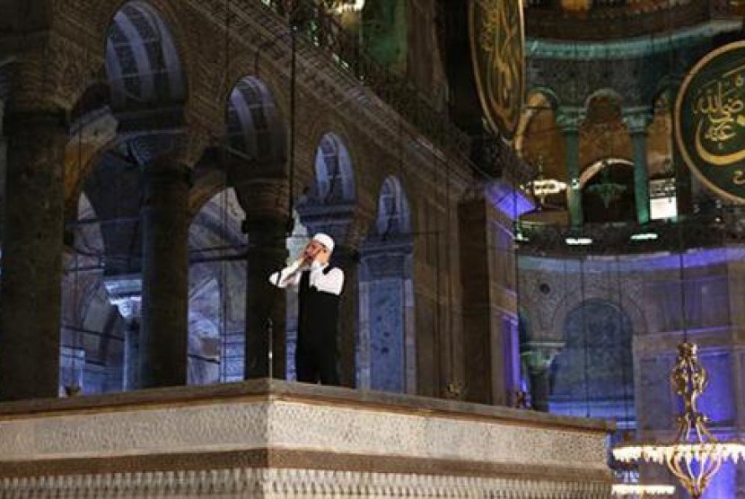 Suara adzan kembali berkumandang pada Jumat (1/7) kemarin dari dalam bangunan Hagia Sophia untuk pertama kalinya sejak 85 tahun.