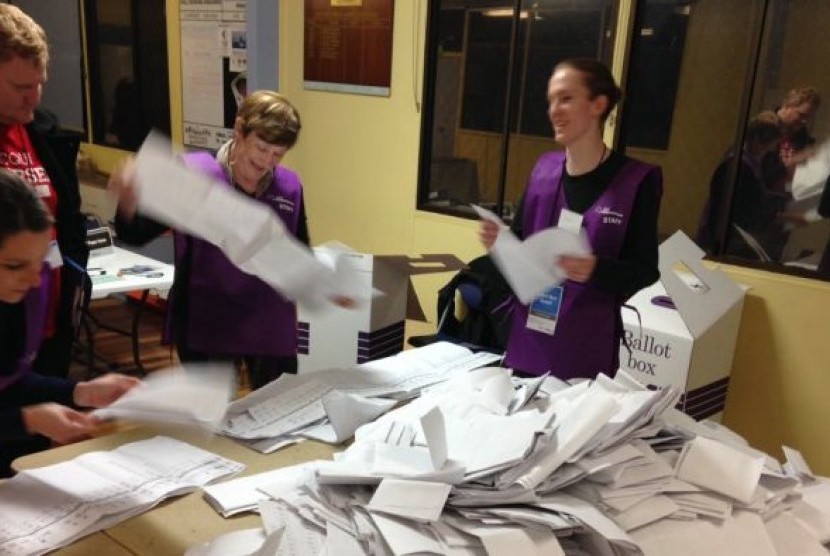 Suara untuk pemilihan anggota Senat sedang dirapikan di daerah pemilihan Petrie di Australia Barat.