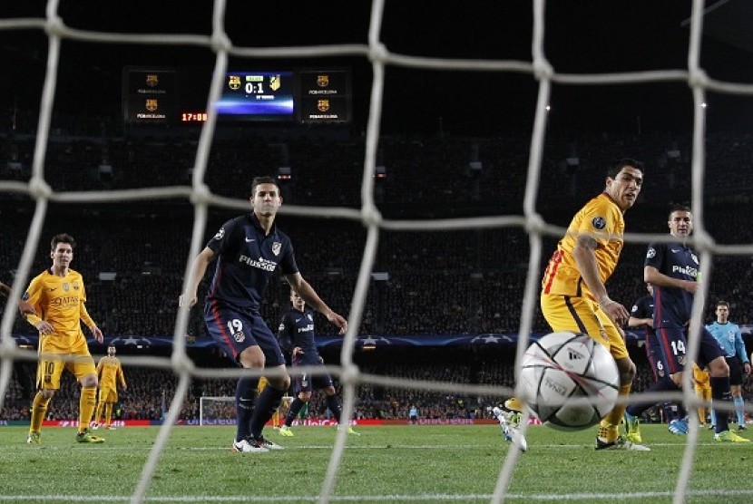 Suarez lesakkan gol ke gawang Atletico Madrid
