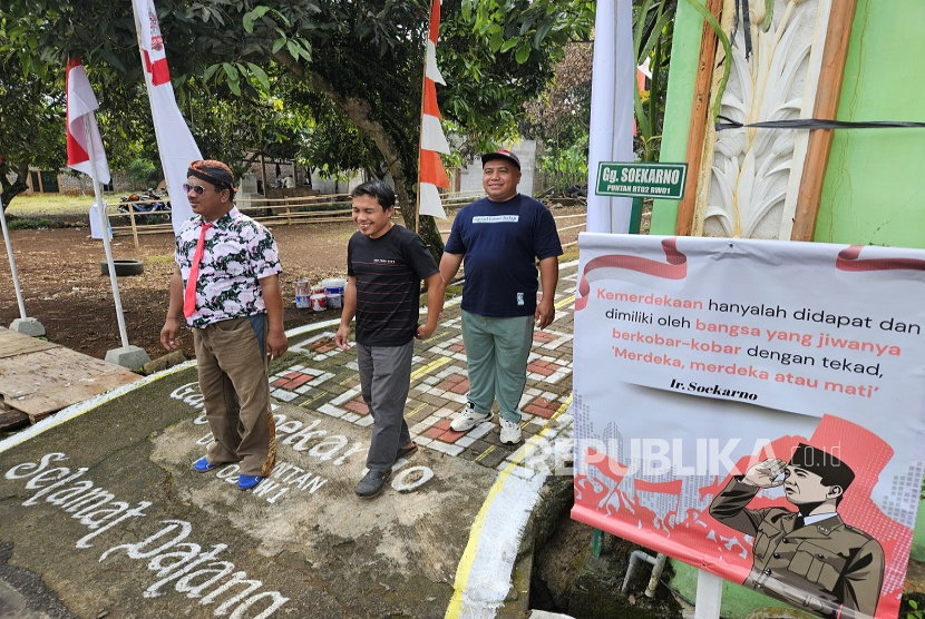 Suasana Jalan Puntan II di Kelurahan Ngijo, Kecamatan Gunungpati, Kota Semarang, Jawa Tengah, Selasa (12/8/2025). Sejak 2018, warga Dukuh Puntan mengubah nama gang mereka dengan nama-nama presiden RI, mulai dari Sukarno hingga Joko Widodo (Jokowi). 