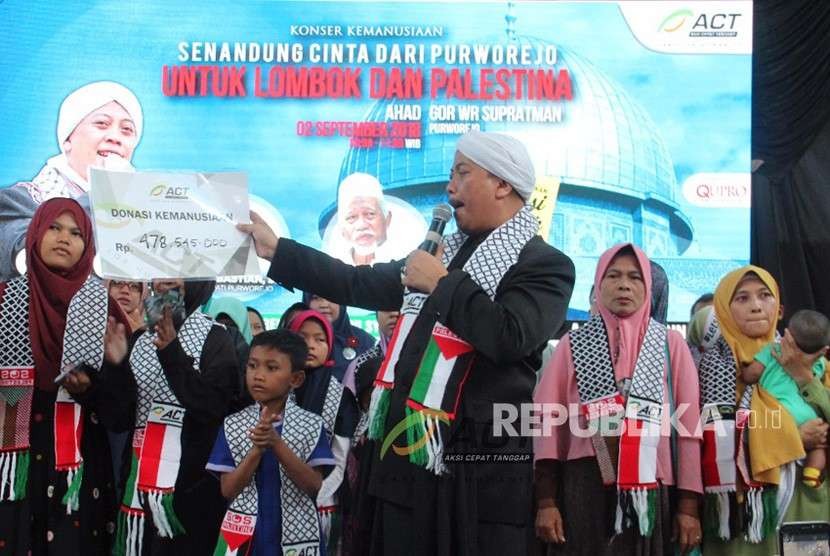 Suasan Konser Kemanusiaan bersama Opick yang digelar di GOR WR Supratman, Kabupatrn Purworejo, Ahad (2/9). Konser kemanusiaan ini menghimpun donasi Rp 478,5 juta yang akan disalurkan untuk masyarakat Lombok dan Palestina.