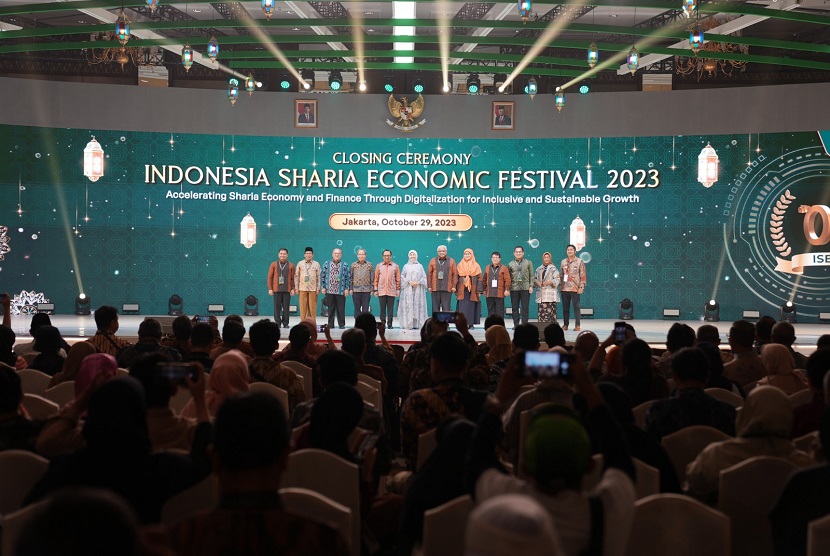 Suasana acara closing ceremony Indonesia Sharia Economic Festival (ISEF) 2023 di Jakarta Convention Center, Ahad (29/10/2023).  Penyelenggaraan Indonesia Sharia Economic Festival (ISEF) Satu Dekade Menebar Kebaikan yang  dilaksanakan mulai tanggal 25 Oktober hingga 29 Oktober 2023 tersebut resmi ditutup dengan mencatatkan transaksi sebesar Rp 28,9 triliun.