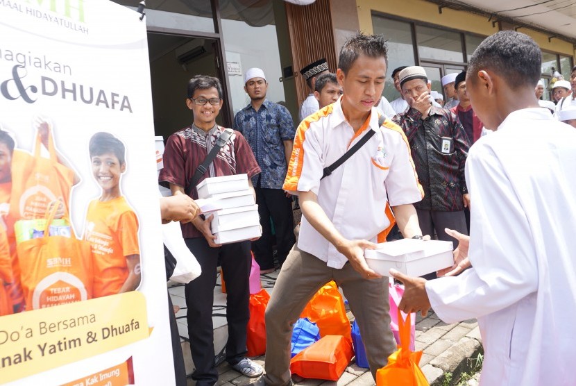 Suasana acara doa dan santunan yatim yang diadakan oleh BMH di Depok, Ahad (12/11).