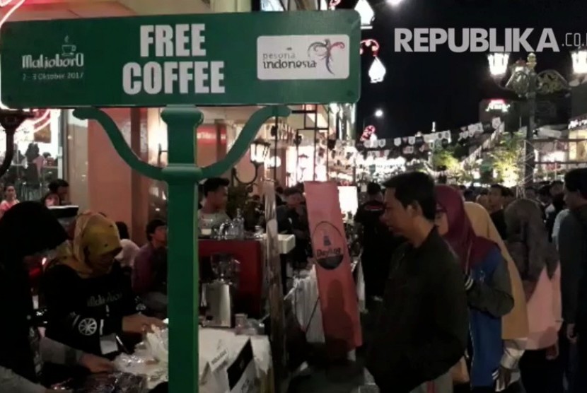 Suasana acara Malioboro Coffee Night berlangsung di Yogyakarta, Senin (2/10).