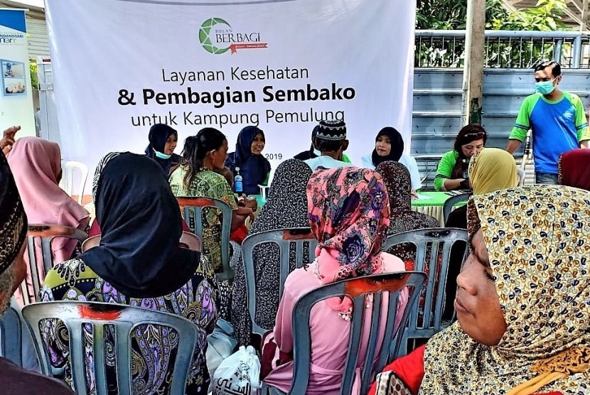 Suasana acara pembagian sembako dan cek kesehatan gratis oleh BMH Jawa Timur di Kampung Pemulung Surabaya.