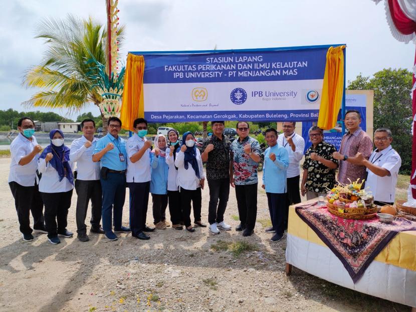Suasana acara soft launching Pengembangan Usaha Smart Mariculture, Tambak Udang Vaname, dan Konservasi Mangrove Secara Terpadu, Ramah Lingkungan, dan Berkelanjutan di Desa Pejarakan, Kecamatan  Grokgak, Kabupaten Buleleng, Bali, Senin (28/3).  