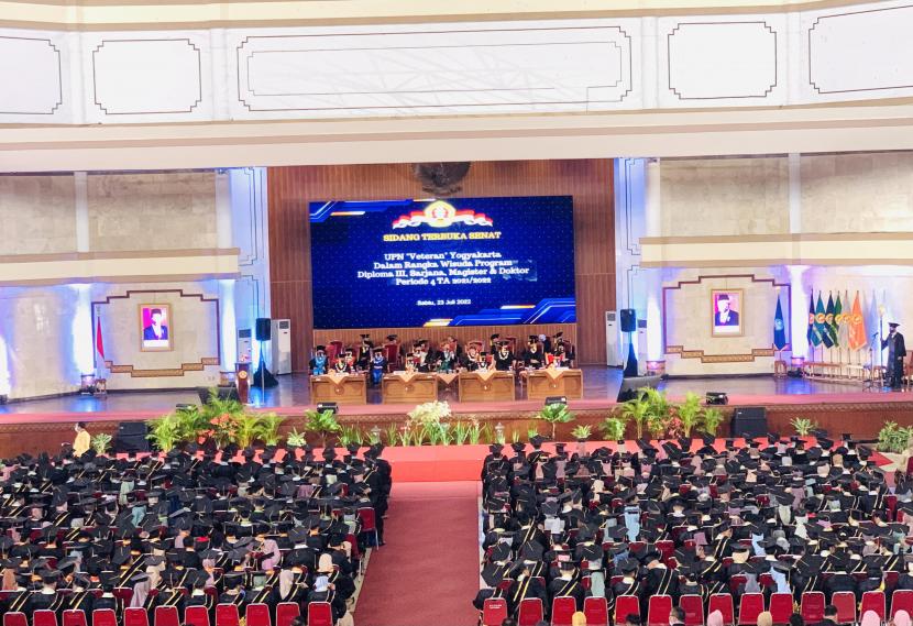 Suasana acara wisuda periode ke-4 tahun ajaran 2021/2022 Universitas Pembangunan Nasional (UPN) Veteran Yogyakarta, Sabtu (23/7/2022). 