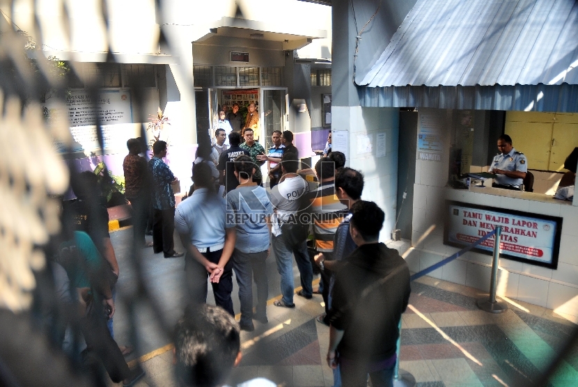 Suasana adu argumen Tim Narcotics Investigation Center (NIC) Direktorat IV Narkoba Polri Ajun Komisaris Besar Christian Siagian saat hendak melakukan penggeledahan bersama timnya di Rutan Salemba, Jakarta Timur, Jumat (10/4).