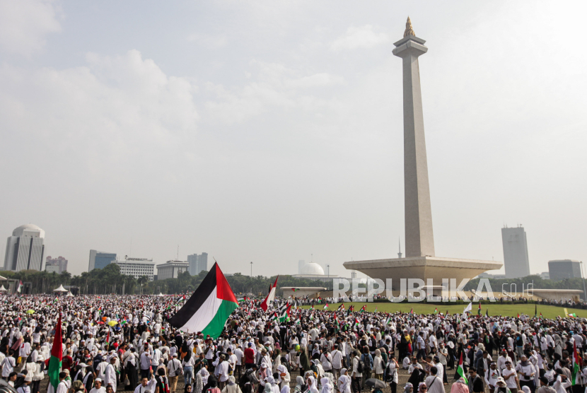 Aksi Damai Aliansi Rakyat Indonesia Bela Palestina di kawasan Monas, Jakarta, Ahad (5/11/2023). Reuni 212 akan menggelar Munajat Kubro untuk Keselamatan NKRI dan kemenangan Palestina, 2 Desember 2023.