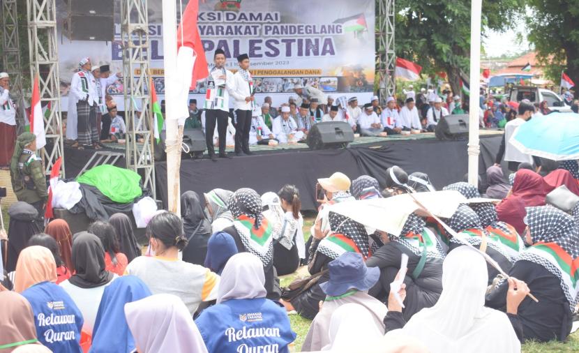 Suasana Aksi Solidaritas untuk Rakyat Palestina yang digelar di Alun-alun Menes, Pandeglang, Banten, Ahad (10/12/2023).