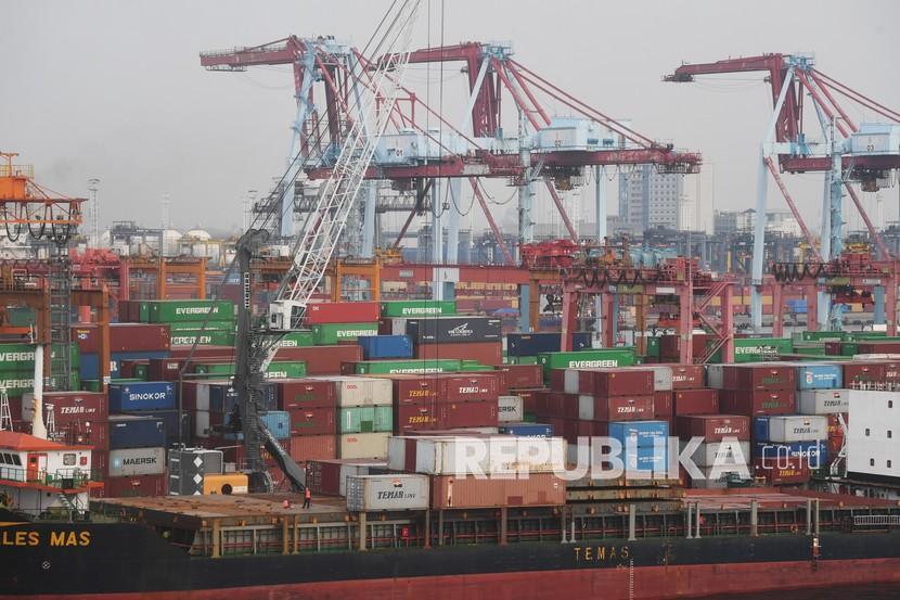 Suasana aktifitas bongkar muat di Pelabuhan Tanjung Priok, Jakarta, Senin (15/3/2021). rganisasi Perdagangan Dunia (WTO) menaikkan proyeksi pertumbuhan perdagangan barang dagangan global tahun ini menjadi 8 persen.