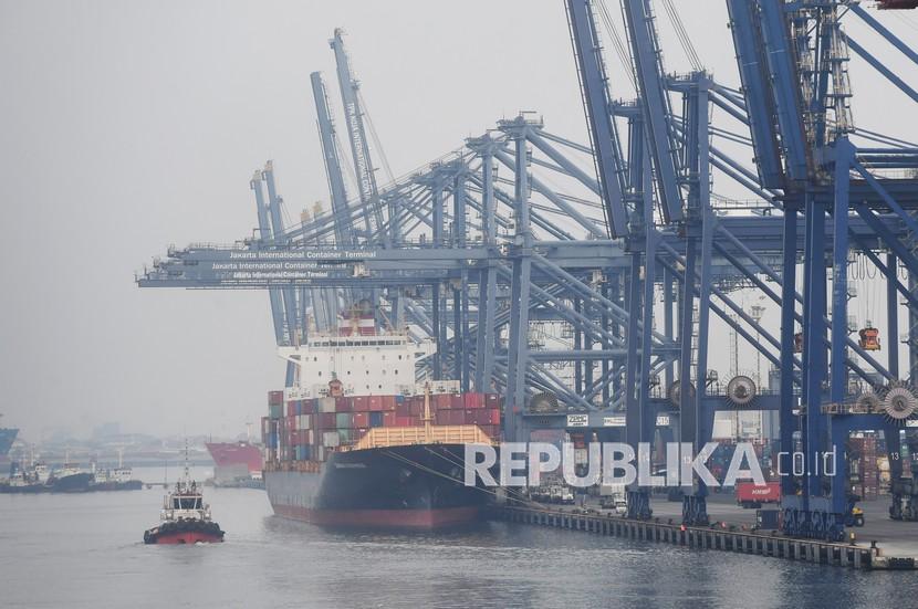 Suasana aktifitas bongkar muat di Pelabuhan Tanjung Priok, Jakarta, Senin (15/3/2021). Neraca perdagangan Indonesia periode Januari-April 2021 mencatatkan surplus sebesar 7,72 miliar dolar AS