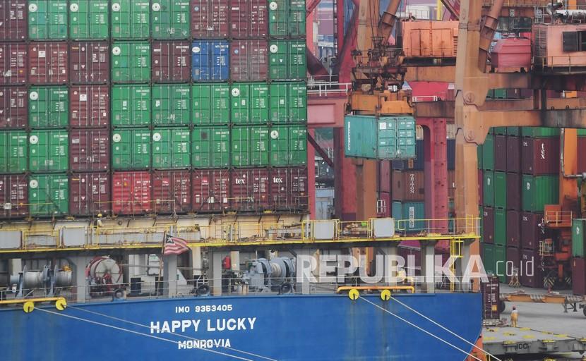 Suasana aktifitas bongkar muat di Pelabuhan Tanjung Priok, Jakarta, Senin (15/3/2021). Badan Pusat Statistik (BPS) mencatat neraca dagang Februari 2021 mengalami surplus sebesar US$ 2,01 miliar, dimana nilai ekspor mencapai US$ 15,27 miliar dan impor US$ 13,26 miliar.