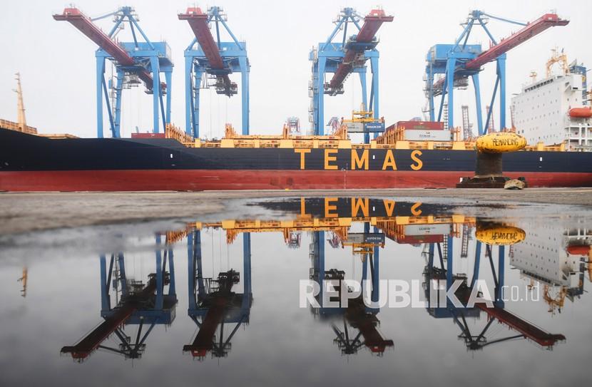 Suasana aktivitas bongkar muat di Pelabuhan Tanjung Priok, Jakarta, Senin (15/3). Kinerja neraca perdagangan yang kembali mencetak surplus menjadi optimisme bagi pemulihan ekonomi nasional pada kuartal II tahun ini. 