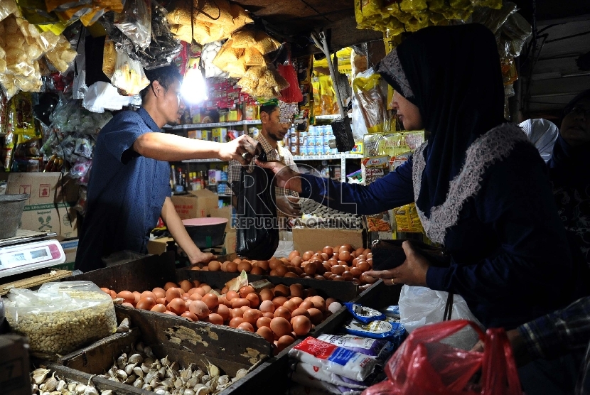  Suasana aktifitas pedagang Sembako di pasar Tradisonal, Tebet, Jakarta, Selatan, Jumat (26/6).