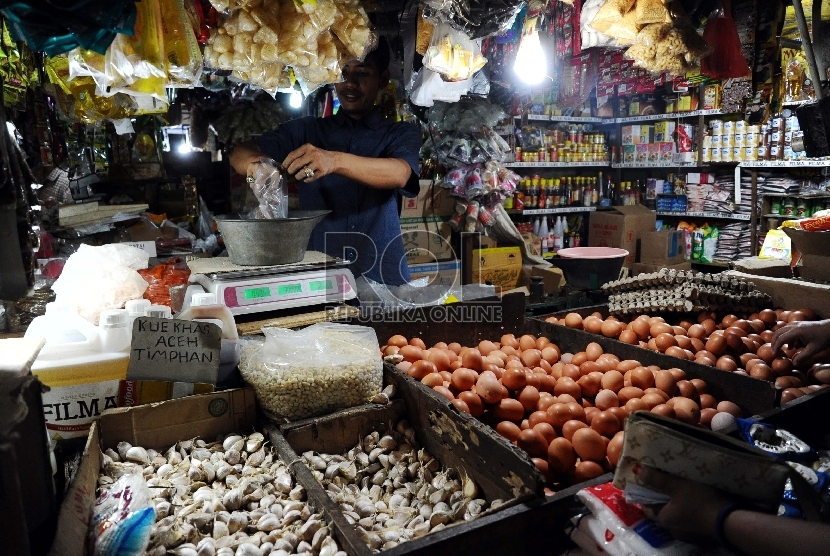 Suasana aktifitas pedagang Sembako di pasar Tradisonal, Tebet, Jakarta, Selatan, Jumat (26/6).