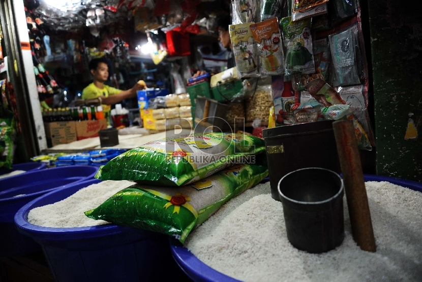 Suasana aktifitas pedagang Sembako di pasar Tradisonal, Tebet, Jakarta, Selatan, Jumat (26/6).