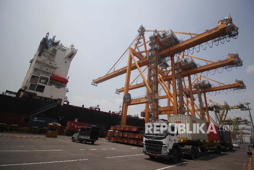 Suasana aktivitas bongkar muat kontainer dari kapal MV Holsatia yang bersandar di Dermaga Internasional PT Terminal Petikemas Surabaya (TPS), Surabaya, Jawa Timur, Sabtu (6/4).