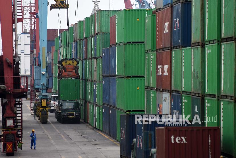 Suasana aktivitas bongkar muat peti kemas di Pelabuhan Tanjung Priok, Jakarta, Rabu (15/5/2019). Badan Pusat Statistik mencatat nilai ekspor pada April 2019 sebesar 12,6 miliar dolar AS atau turun 13,1 persen year on year dibandingkan April 2018 senilai 14,49 miliar dolar AS. 