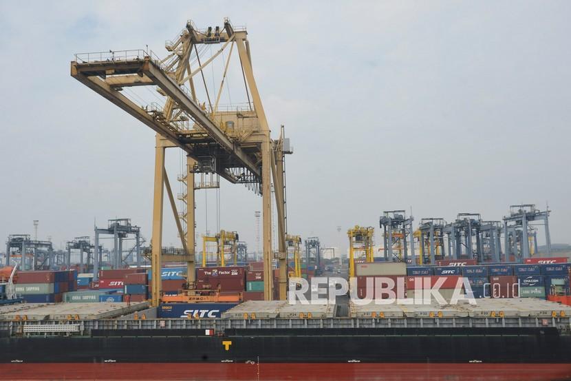 Suasana aktivitas bongkar muat peti kemas di pelabuhan Tanjung Priok, Jakarta Utara (ilustrasi). Badan Pusa Statistik (BPS) menyampaikan, nilai impor pada Oktober 2021 mengalami kenaikan 0,36 persen dari periode September 2021.