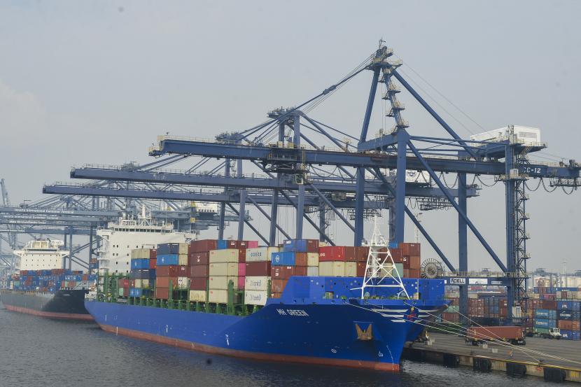 Suasana aktivitas bongkar muat peti kemas di pelabuhan Tanjung Priok, Jakarta Utara.