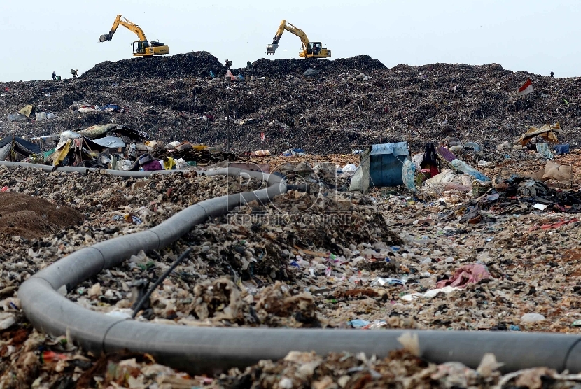  Suasana aktivitas di Tempat Pengolahan Sampah Terpadu (TPST) Bantar gebang, Kota Bekasi, Rabu (4/11).  (Republika/Yasin Habibi)