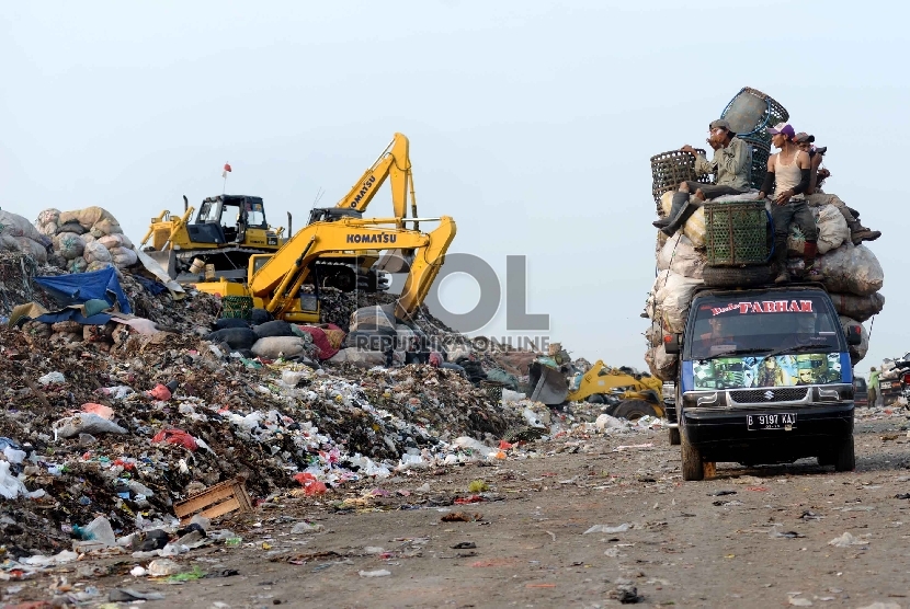  Suasana aktivitas di Tempat Pengolahan Sampah Terpadu (TPST) Bantar gebang, Kota Bekasi, Rabu (4/11).  (Republika/Yasin Habibi)